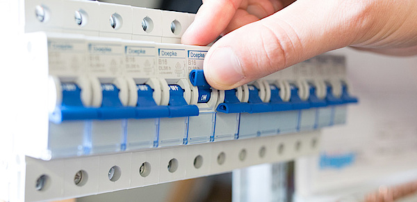 Schalt­schrank­bau bei Elektro Schönefeld GmbH & Co. KG in Ilmenau OT Unterpörlitz